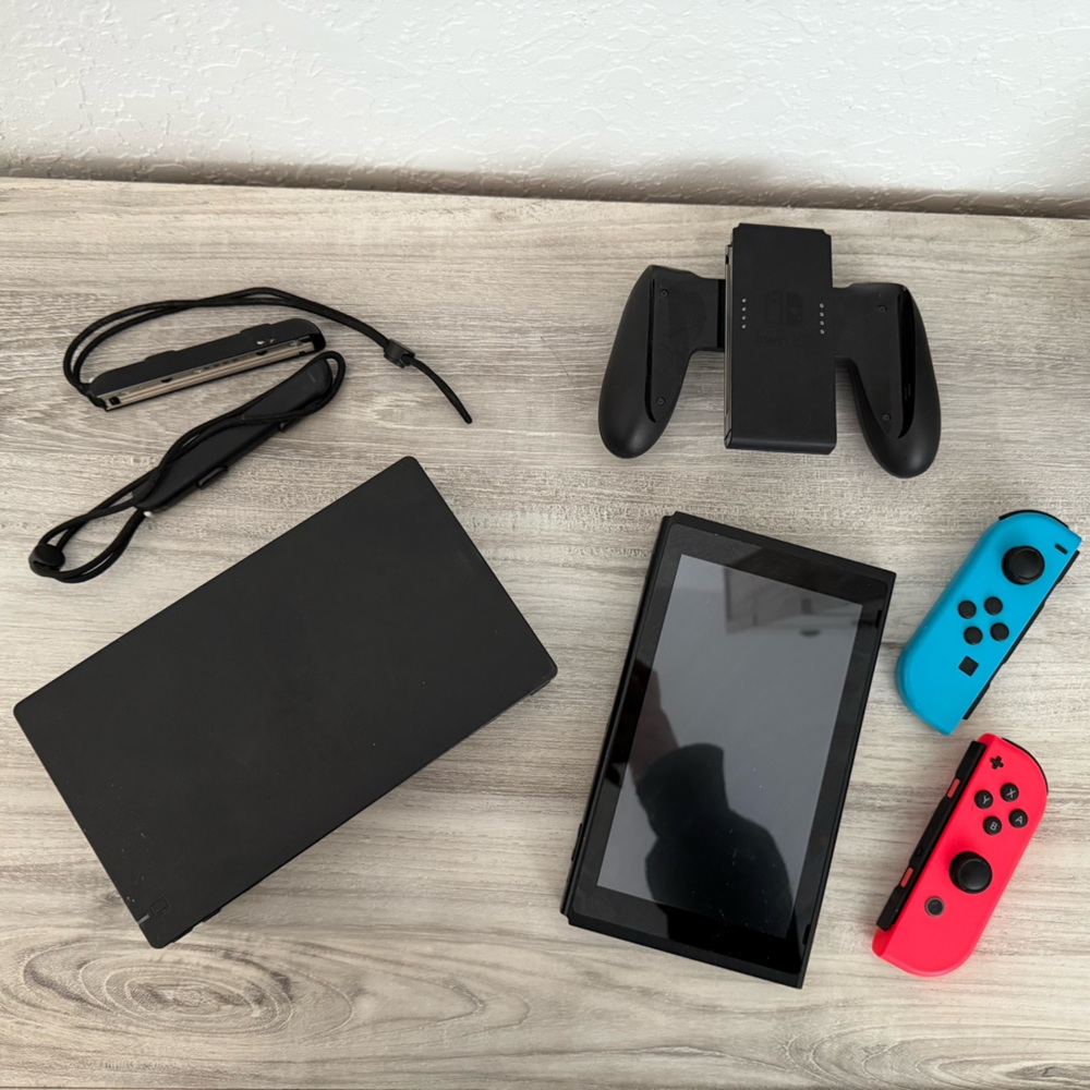 Nintendo Switch w/ Original Box & items Red and Blue Joy-Cons+Case and Two Games - Picture 8 of 16